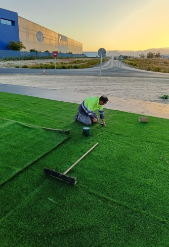 Equipo realizando labores de limpieza y conservación en la ciudad industrial
